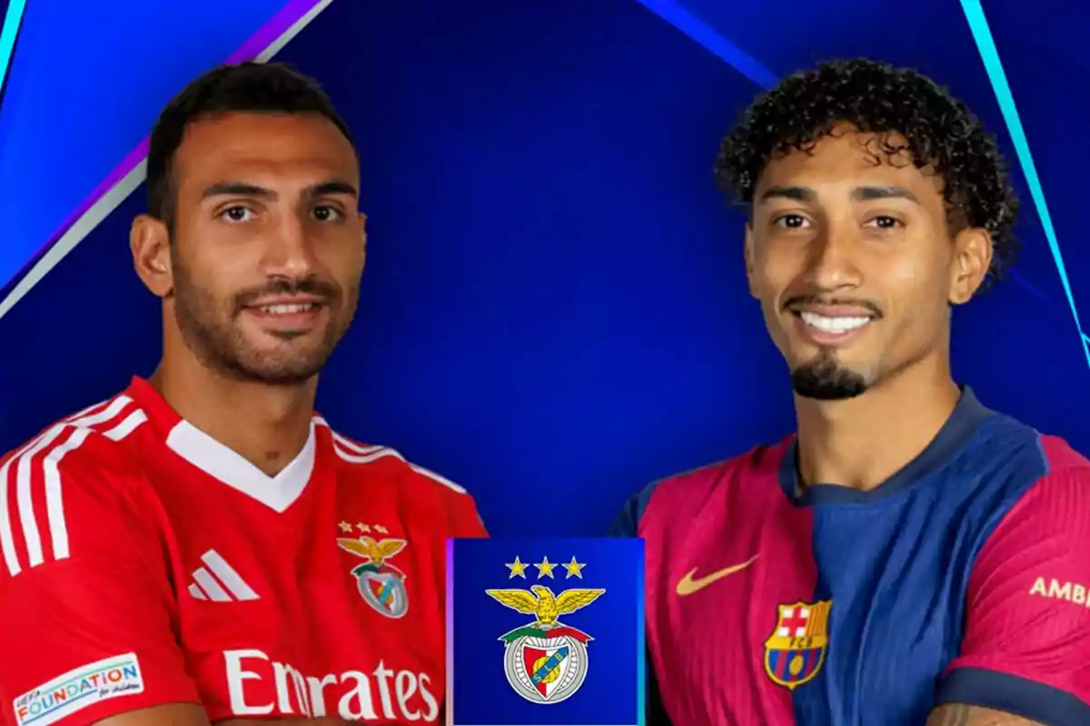 Dos jugadores de fútbol posan con las camisetas de sus respectivos equipos, Benfica y Barcelona, sobre un fondo azul con el escudo del Benfica en el centro.