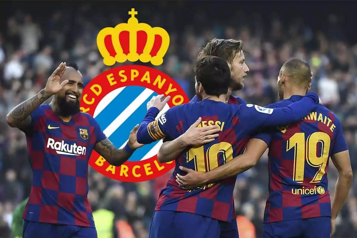 Jugadores del FC Barcelona celebrando un gol con el escudo del RCD Espanyol de fondo.