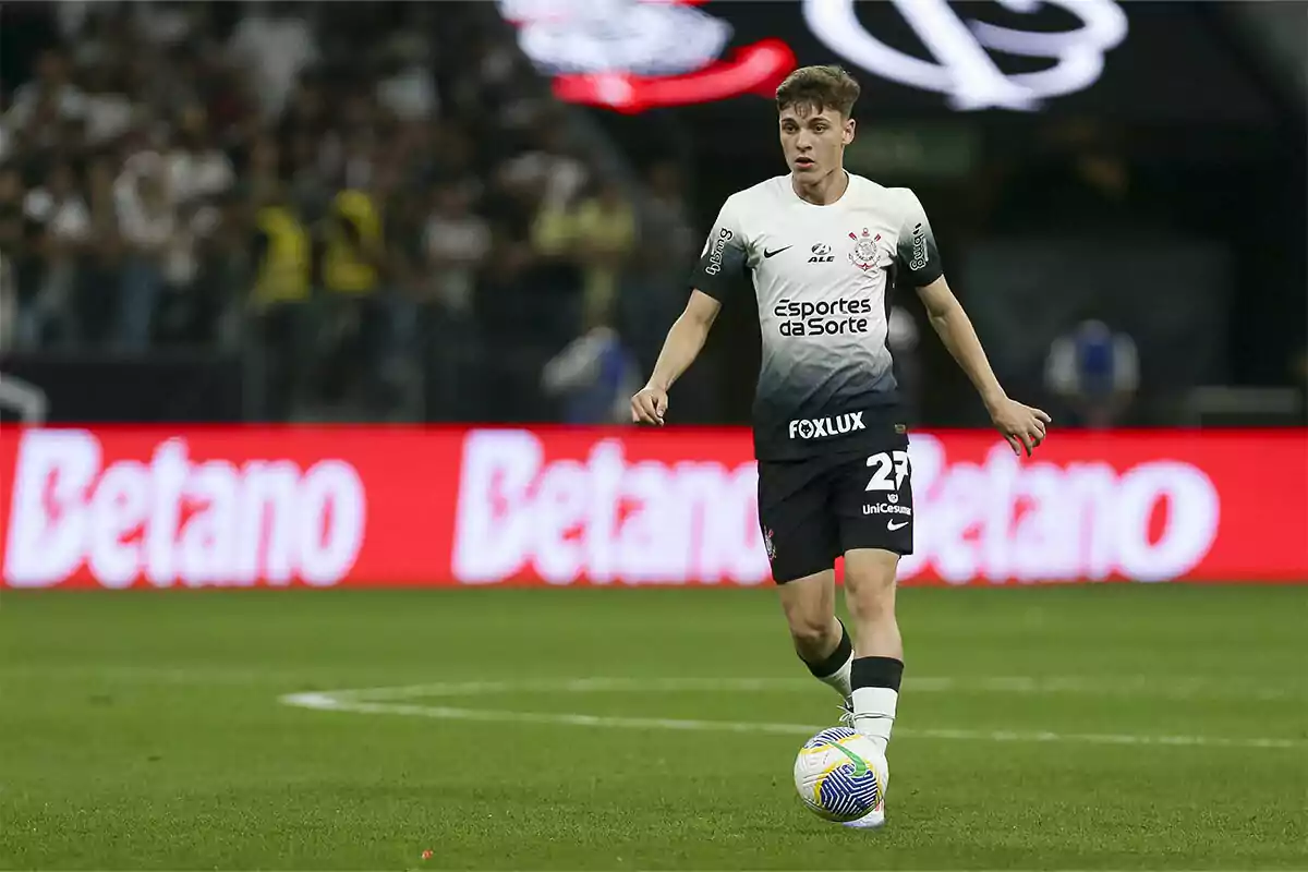 Breno Bidon in action during a match in black and white uniform in a stadium full of spectators. Breno Bidon in action during a match in black and white uniform in a stadium full of spectators.