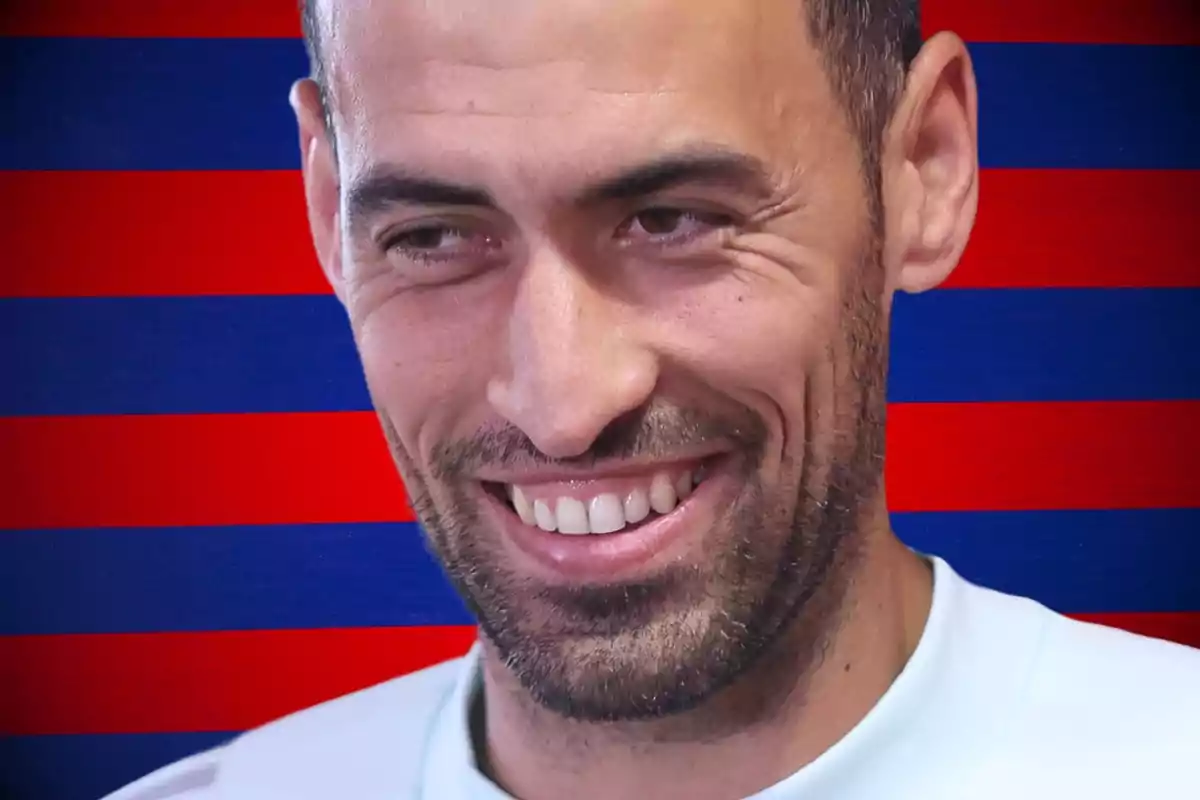 Sergio Busquets con una gran sonrisa y un fondo de color azulgrana