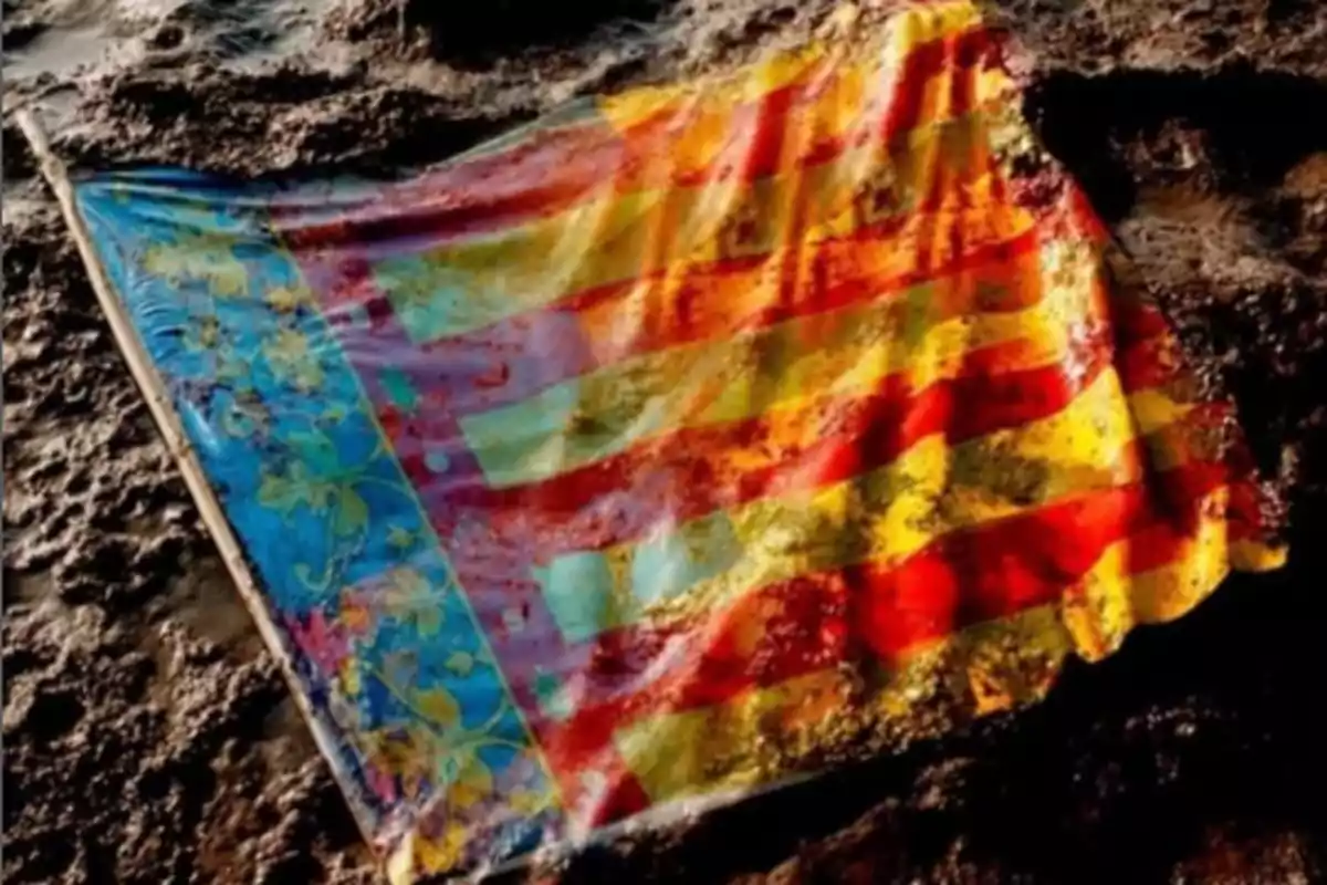 Flag of the Valencian Community covered in mud.