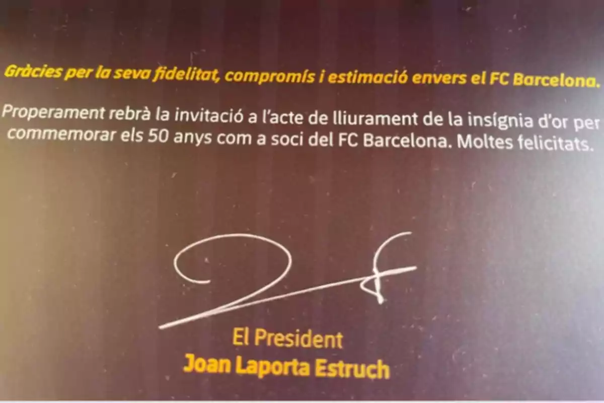 A thank you card from FC Barcelona for loyalty and commitment, announcing the presentation of a gold badge to commemorate 50 years as a member, signed by President Joan Laporta Estruch. A thank you card from FC Barcelona for loyalty and commitment, announcing the presentation of a gold badge to commemorate 50 years as a member, signed by President Joan Laporta Estruch.