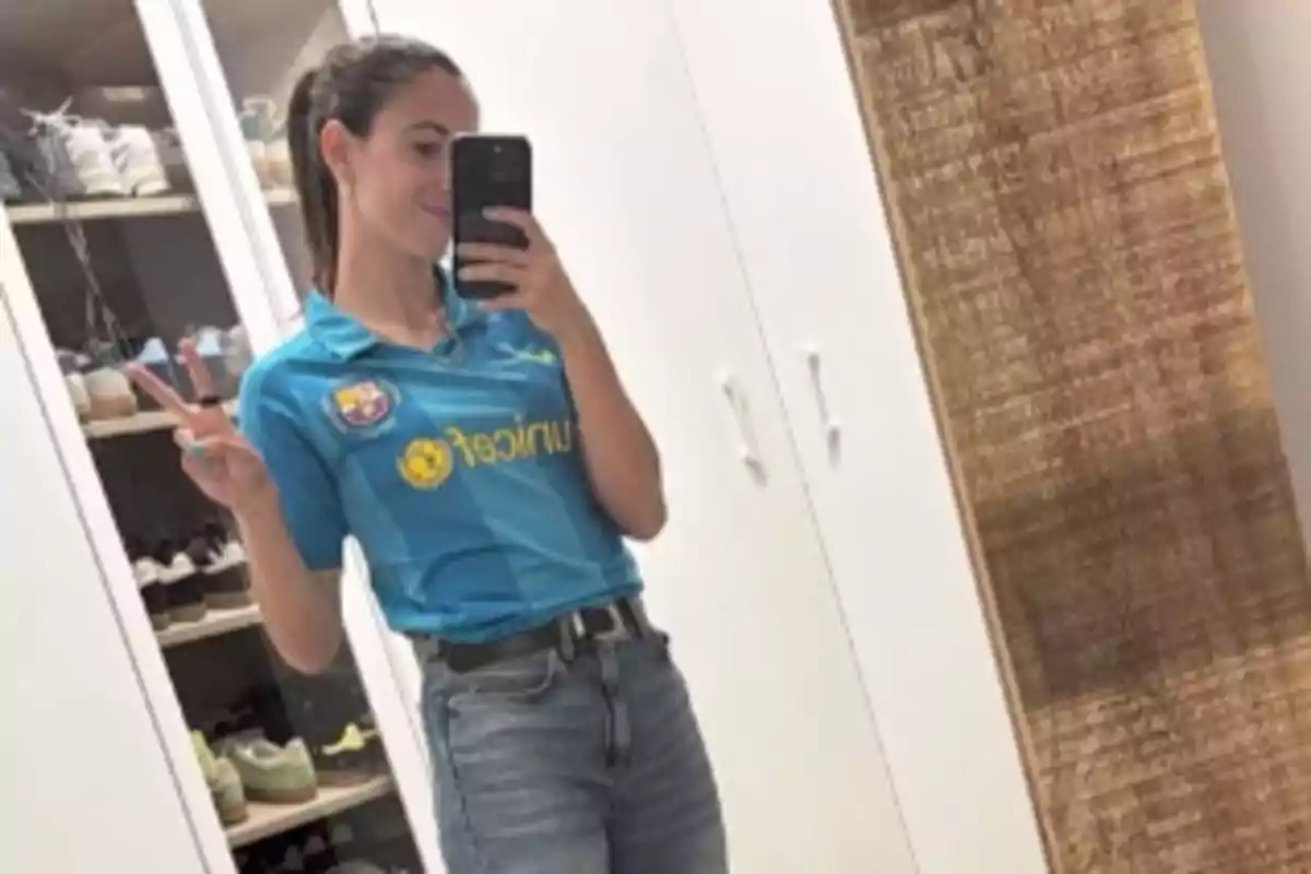 Aitana se ha enfundado la camiseta suplente de 2007-08, la primera que tuvo del Barça Aitana se ha enfundado la camiseta suplente de 2007-08, la primera que tuvo del Barça