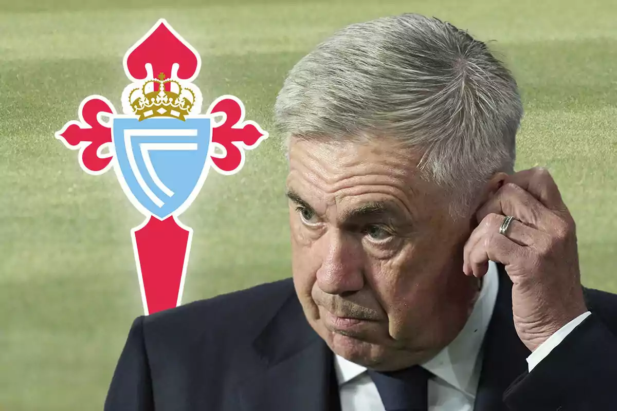 Carlo Ancelotti tocándose la oreja con el logo del Celta de Vigo de fondo.