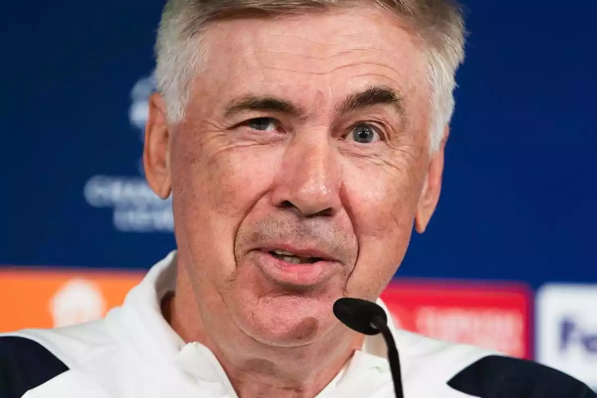 Carlo Ancelotti con una sonrisa en la sala de prensa