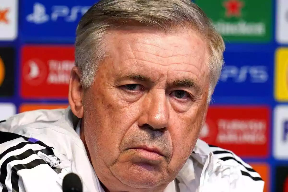 Primer plano de Carlo Ancelotti con cara seria en rueda de prensa