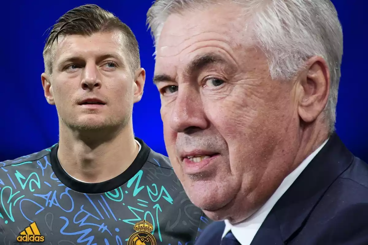 Carlo Ancelotti mira de perfil a Toni Kroos con la camiseta de calentamiento del Real Madrid