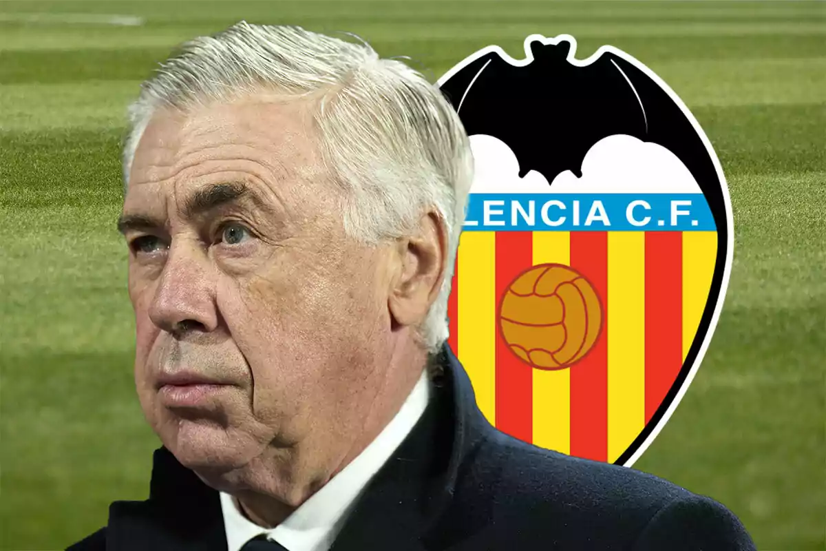 Carlo Ancelotti con expresión seria frente al escudo del Valencia C.F. sobre un fondo de césped.