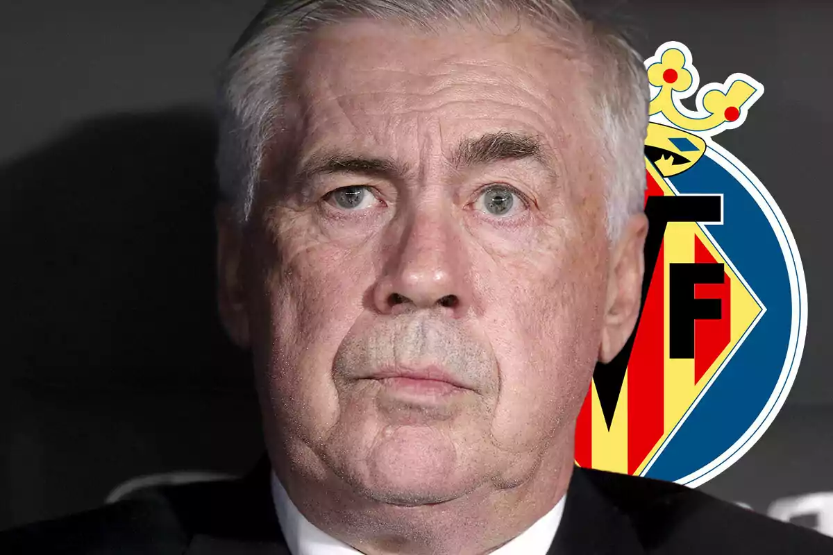 Carlo Ancelotti, con expresión seria, frente al logotipo del Villarreal.