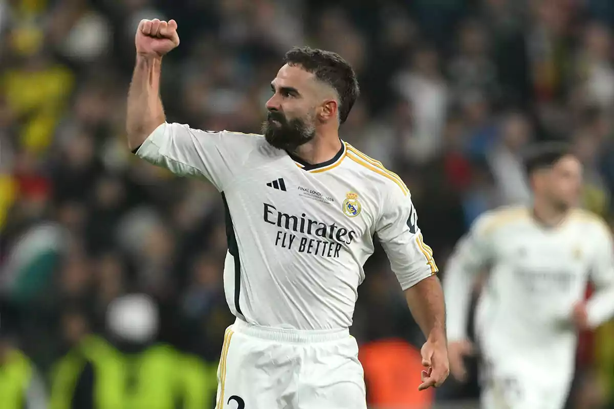 Carvajal alza el puño celebrando el 0-1 al Dortmund