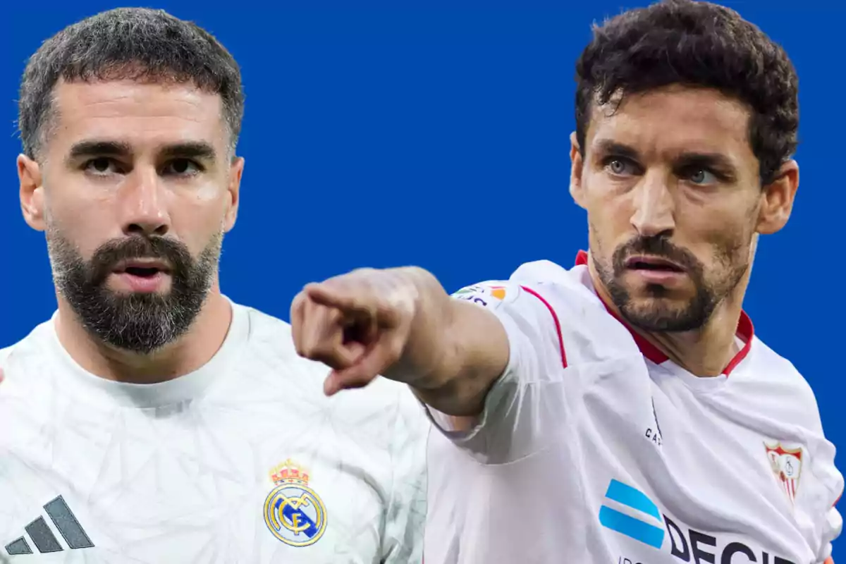 Dos jugadores de fútbol con camisetas de sus respectivos equipos en un fondo azul.