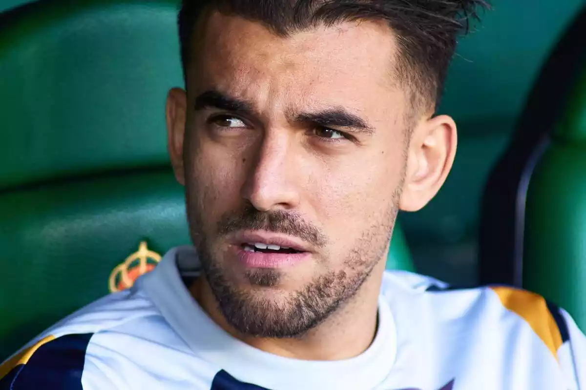 Dani Ceballos mirando a un costado mientras está sentado en el banquillo del Betis Dani Ceballos mirando a un costado mientras está sentado en el banquillo del Betis