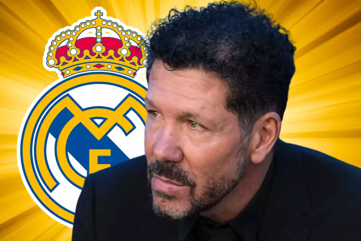 Un hombre con barba y cabello rizado aparece en primer plano con el escudo del Real Madrid de fondo sobre un fondo amarillo brillante.