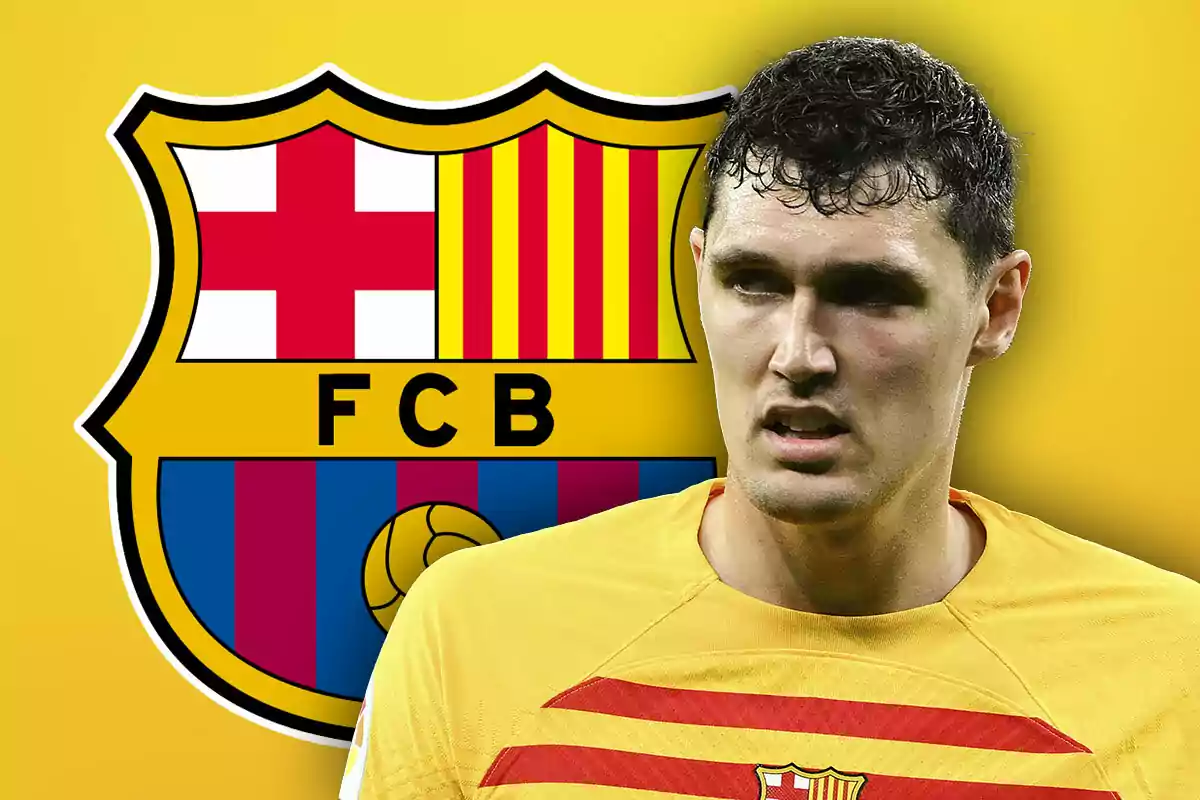 Andreas Christensen con uniforme amarillo frente al escudo del FC Barcelona sobre un fondo amarillo.