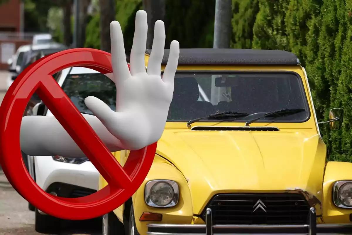 Un coche amarillo estacionado en la calle con un símbolo de prohibición y una mano en señal de alto superpuestos en la imagen.