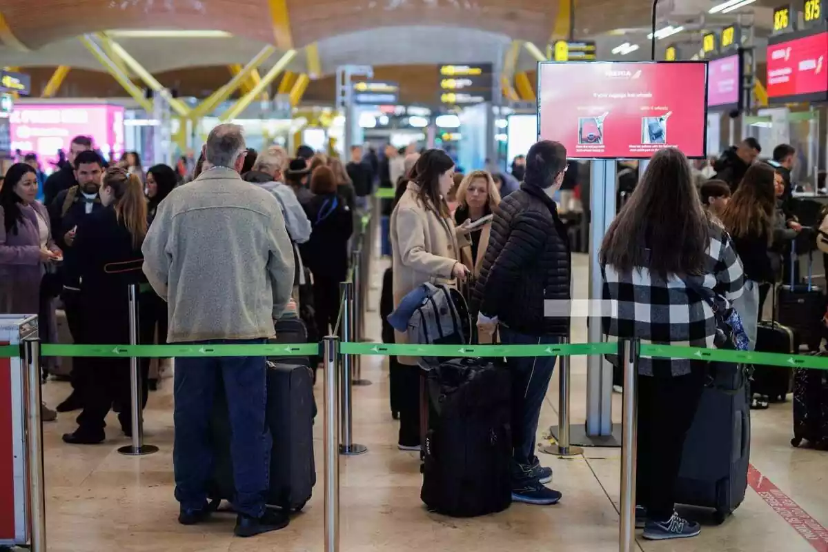 Muchas personas esperando en la cola de un aeropuerto Muchas personas esperando en la cola de un aeropuerto