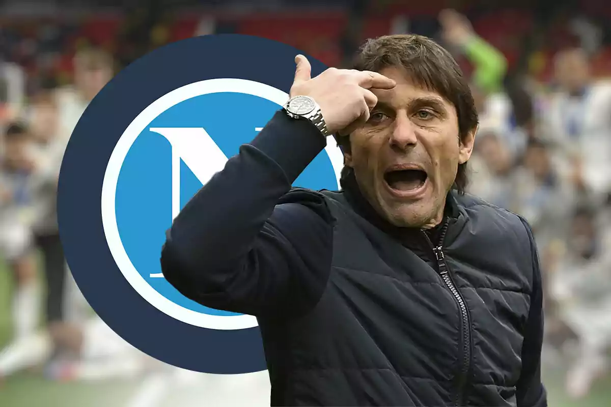 Conte hace un gesto con la mano, detrás el escudo del Nápoles