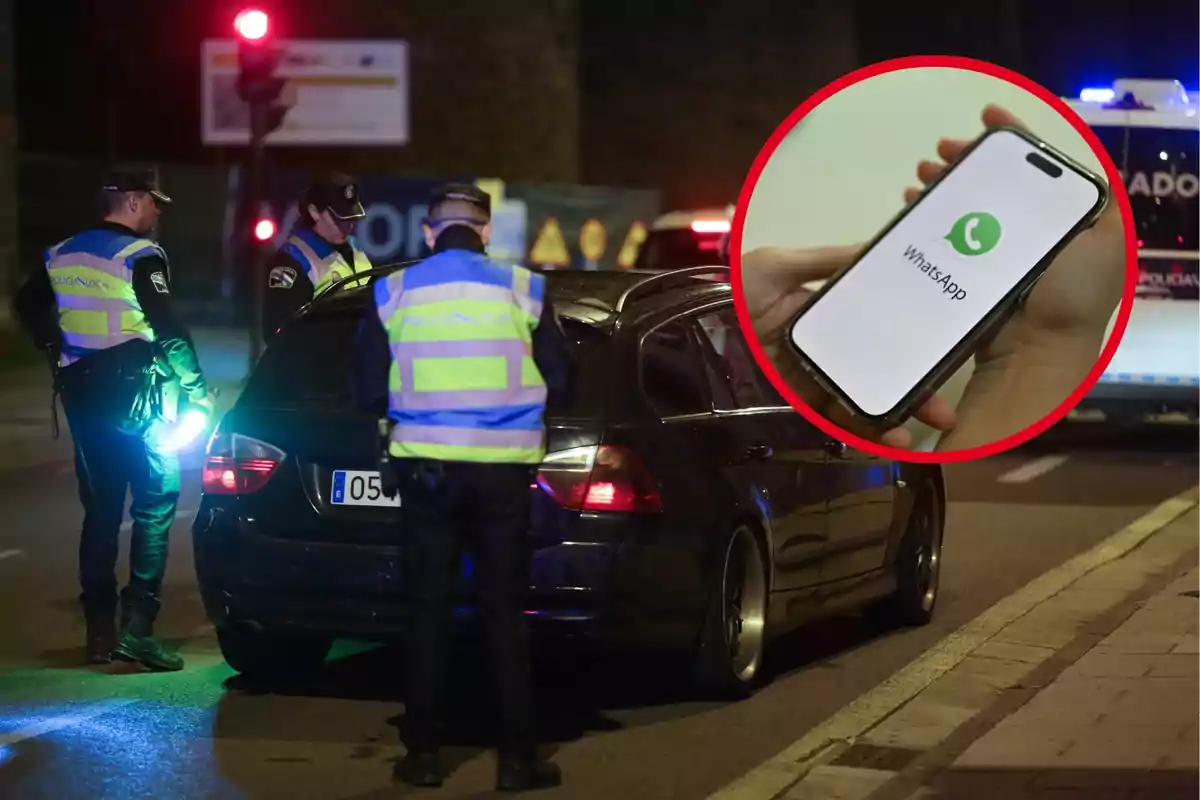 Policías detienen un coche en un control nocturno mientras una persona sostiene un teléfono móvil con la aplicación de WhatsApp abierta.