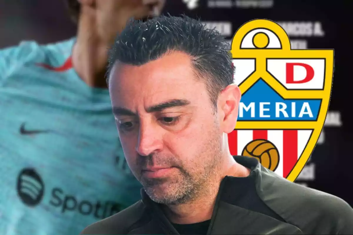 Xavi pensativo, detrás el escudo del Almería y la convocatoria del Barcelona