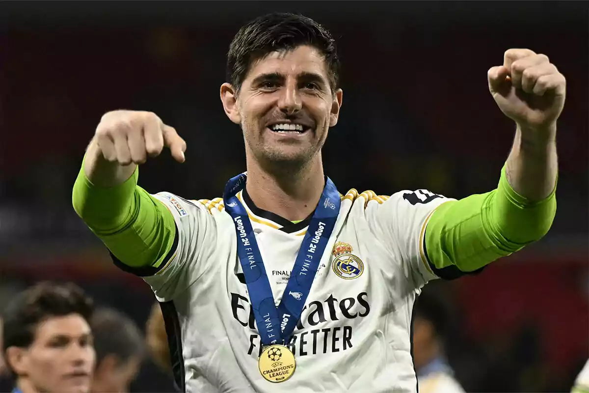 Courtois celebrando con una medalla de la Liga de Campeones de la UEFA.