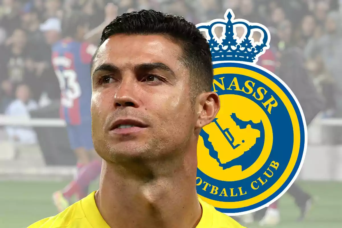 Cristiano Ronaldo con la camiseta amarilla del Al Nassr FC, con el logo del club en el fondo.