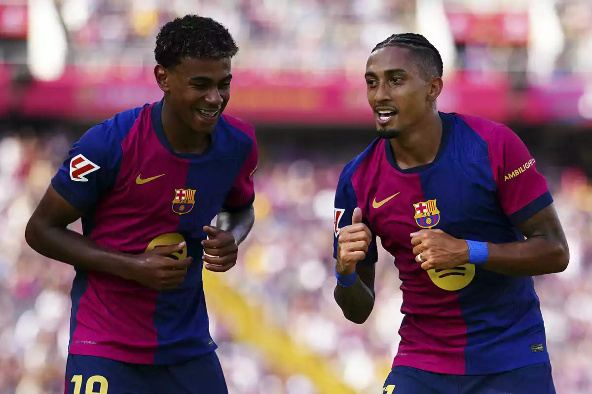 Lamine Yamal y Raphinha del FC Barcelona celebrando un gol en Montjuic.