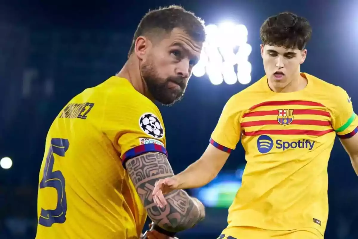 Dos jugadores de fútbol con uniforme amarillo del FC Barcelona en un partido.