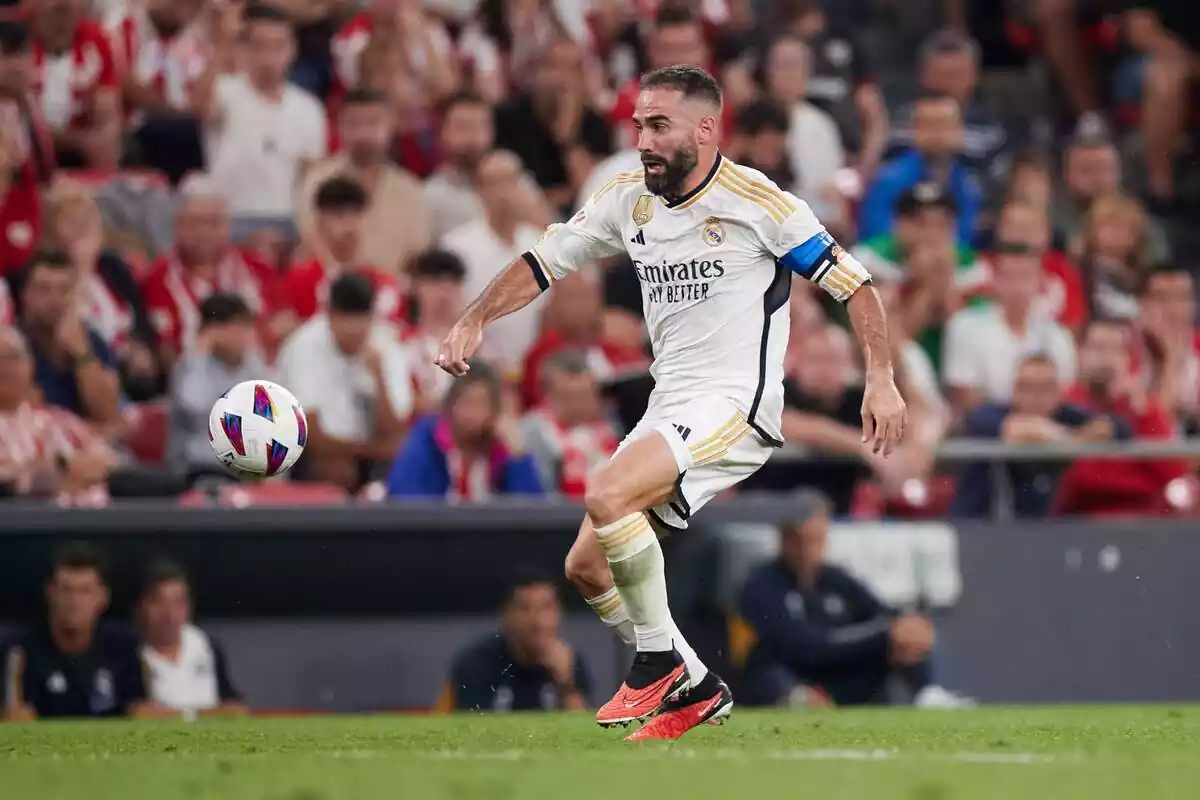 Dani Carvajal intentando controlar un balón contra el Athletic Club