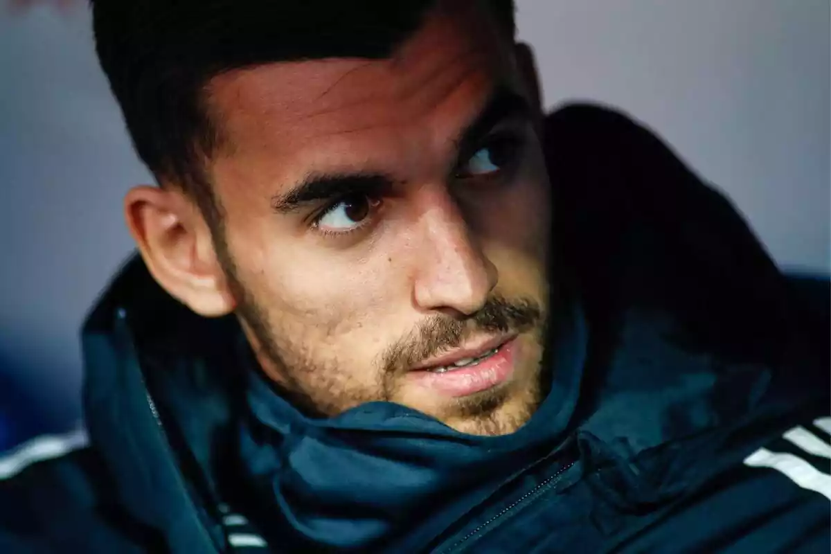 Dani Ceballos mirando hacia un lado