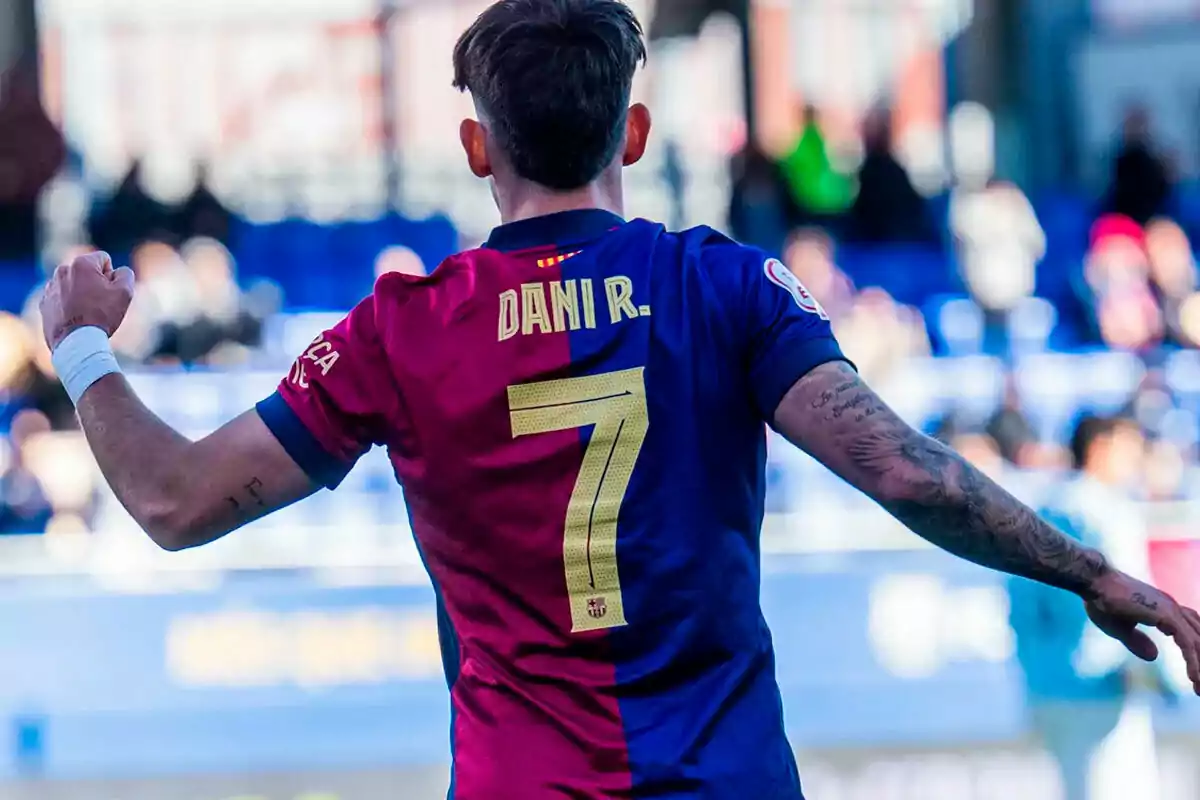 Dani Rodríguez with blue and maroon number 7 jersey in a stadium.