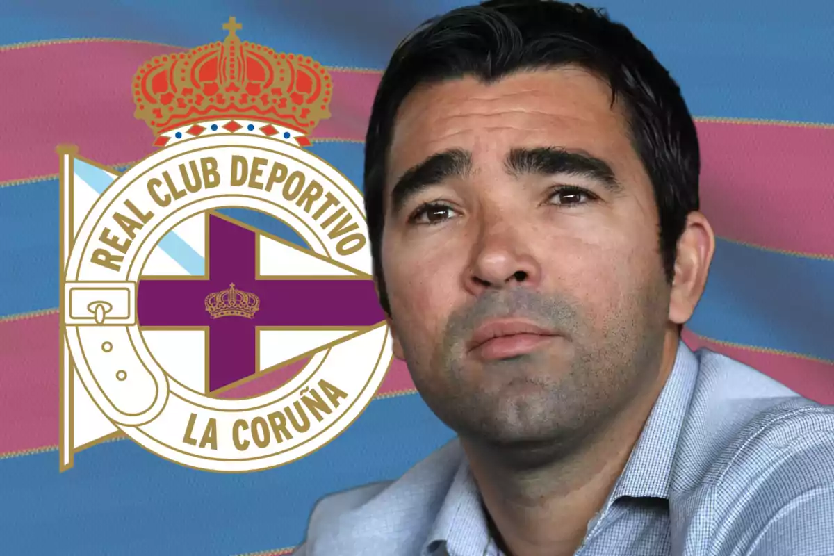 Un hombre con una expresión seria frente al escudo del Real Club Deportivo de La Coruña.