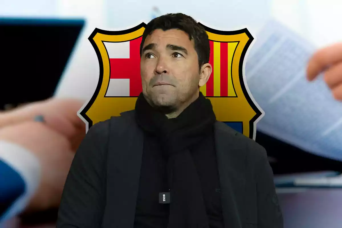 Deco con bufanda negra frente al escudo del FC Barcelona y fondo borroso de una persona con un contrato.