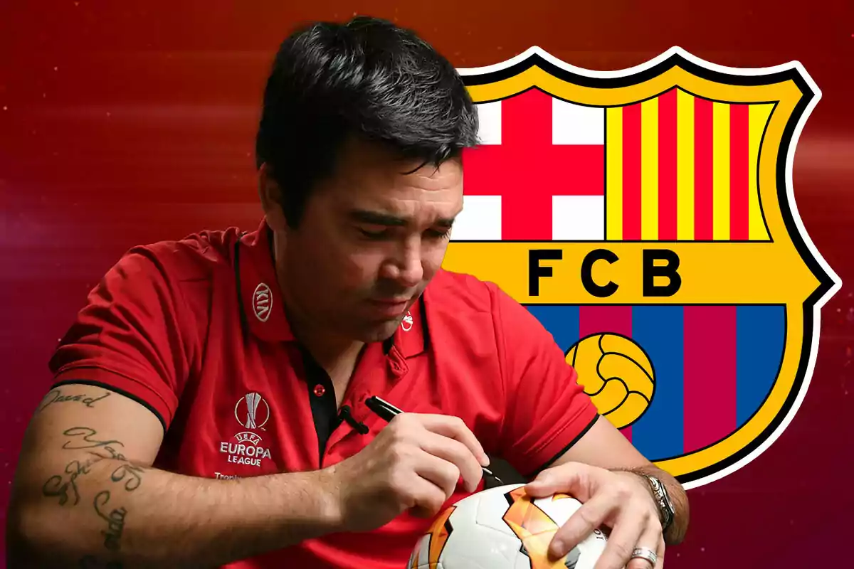 Deco con una camiseta roja firmando un balón de fútbol con el escudo del FC Barcelona de fondo.