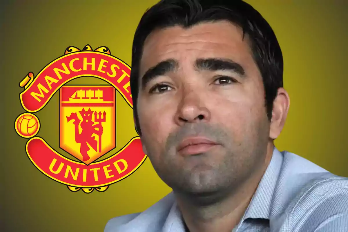 Hombre de cabello oscuro con expresión seria frente al escudo del Manchester United sobre fondo amarillo