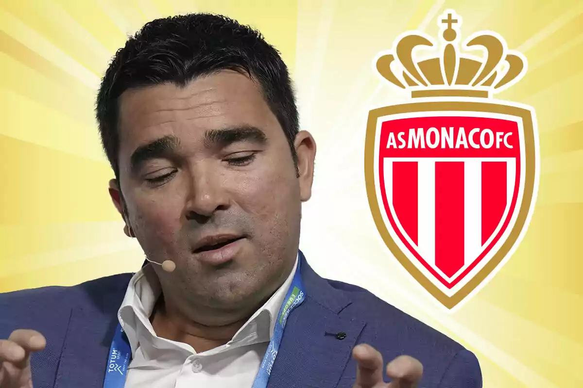 Hombre con micrófono de diadema y fondo amarillo junto al escudo del AS Monaco FC