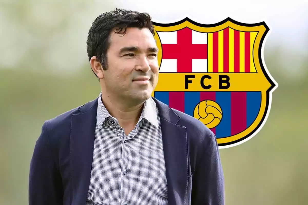 Deco con camisa y chaqueta frente al escudo del FC Barcelona.