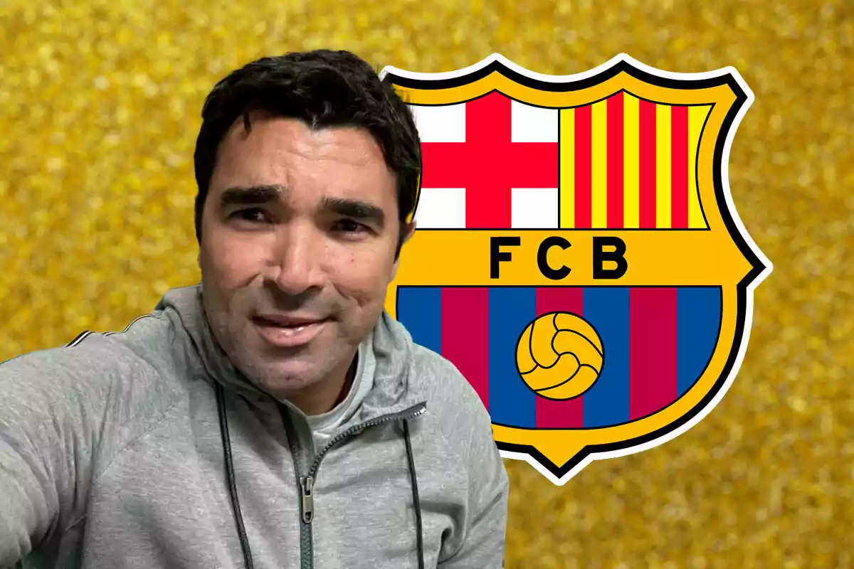 Deco con sudadera gris frente al escudo del FC Barcelona sobre un fondo dorado.