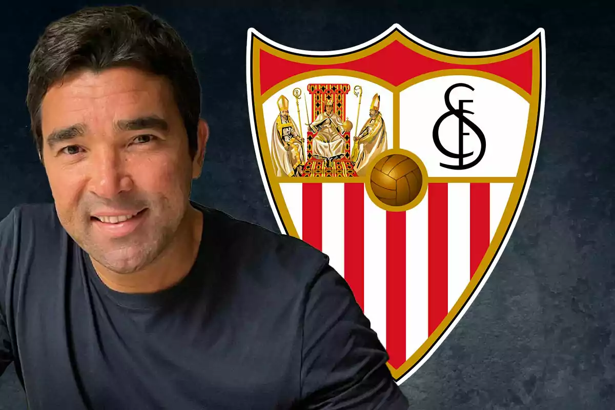 Un hombre sonriente con una camiseta oscura está frente al escudo del Sevilla FC.