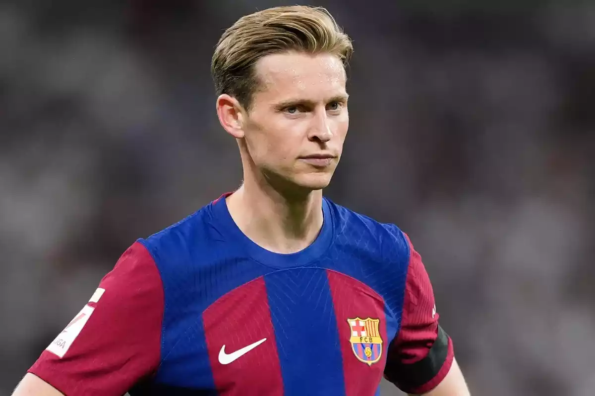 Frenkie de Jong very serious with his arms on his hips and a lost look