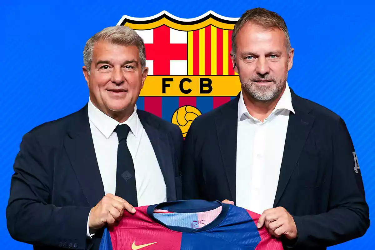 Laporta y Hansi Flick sosteniendo una camiseta del FC Barcelona con el escudo del club en el fondo.