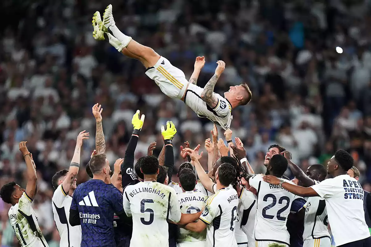 Kroos manteado al aire por los jugadores del Real Madrid