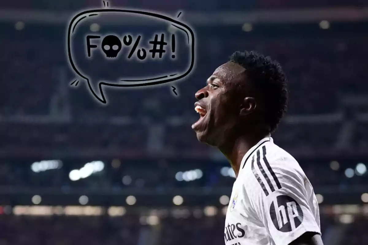 Un jugador de fútbol grita con una burbuja de diálogo que contiene símbolos de censura. Un jugador de fútbol grita con una burbuja de diálogo que contiene símbolos de censura.