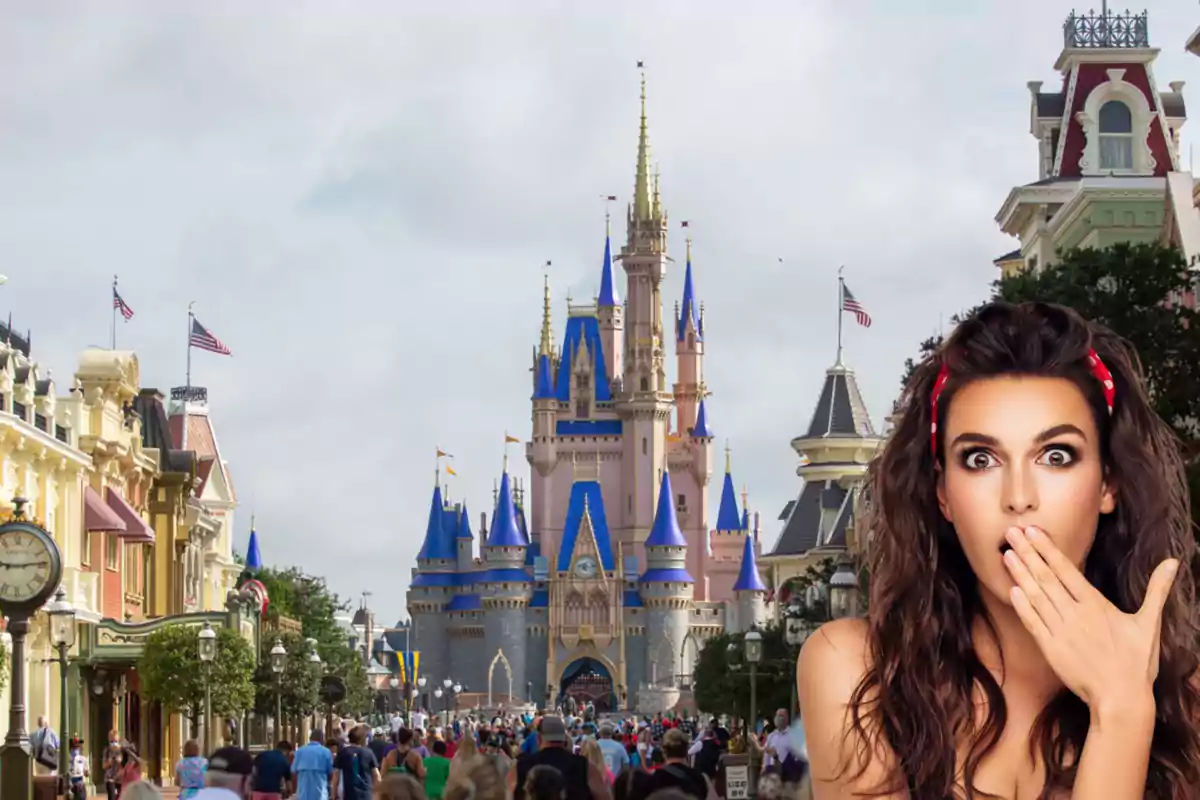 Una mujer sorprendida frente a un castillo en un parque temático lleno de visitantes. Una mujer sorprendida frente a un castillo en un parque temático lleno de visitantes.