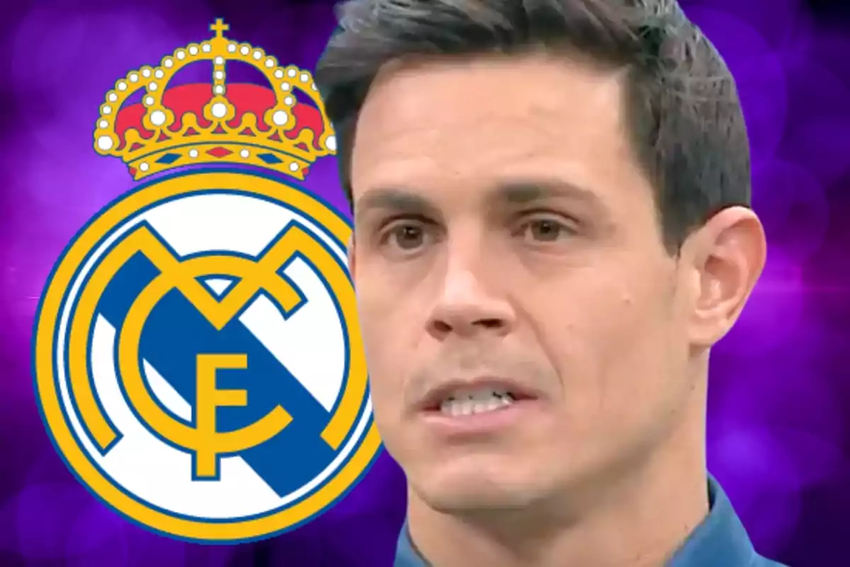 Un hombre con expresión seria frente al escudo del Real Madrid sobre un fondo morado.