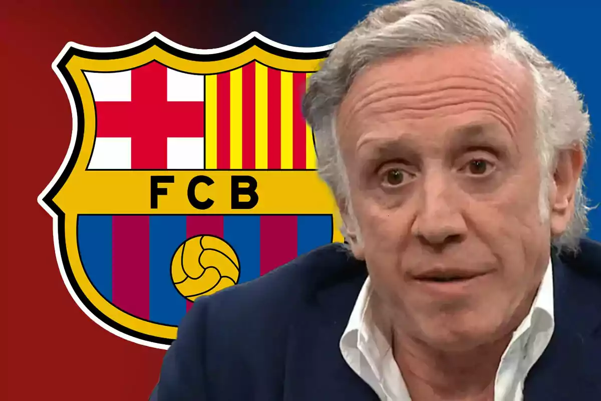 Eduardo Inda frente al escudo del FC Barcelona.