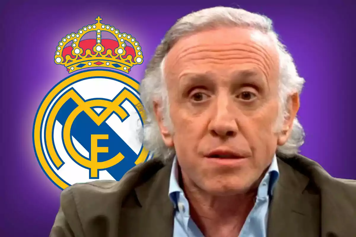 Un hombre de cabello canoso con un fondo del logo del Real Madrid.