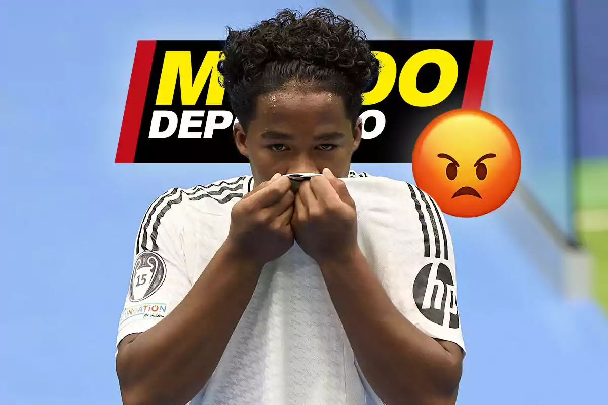 Endrick con una camiseta blanca se cubre la boca con la mano, mientras un emoji de cara enojada aparece a su lado y el texto "MUNDO DEPORTIVO" está en el fondo.