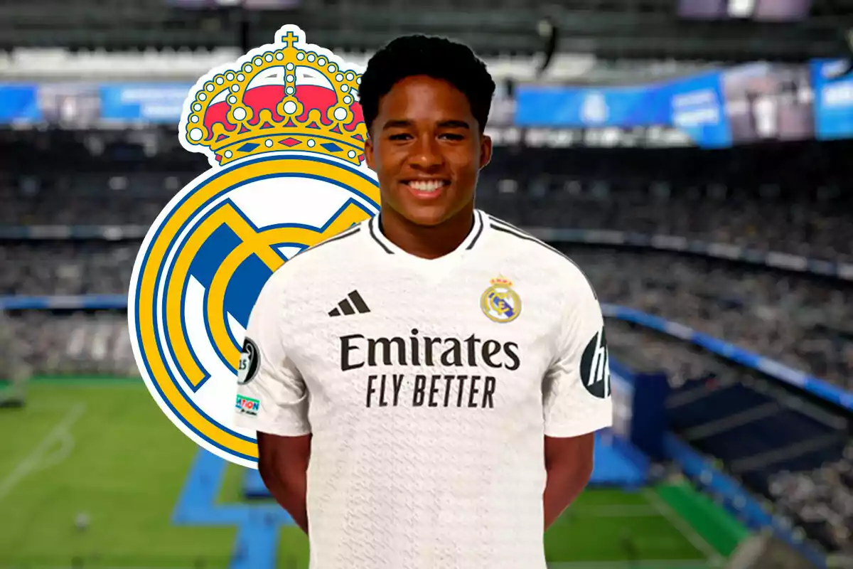 Endrick con la camiseta del Real Madrid posando frente al logo del equipo en el Santiago Bernabéu