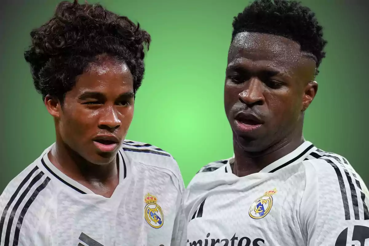 Dos jugadores de fútbol del Real Madrid con camisetas blancas y fondo verde.