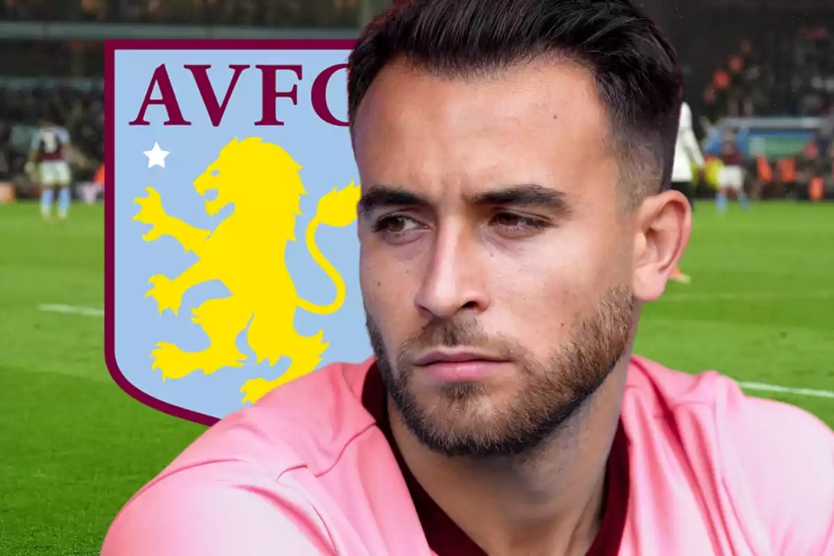 Un jugador de fútbol con una camiseta rosa está en primer plano, con el escudo del Aston Villa de fondo en un estadio. Un jugador de fútbol con una camiseta rosa está en primer plano, con el escudo del Aston Villa de fondo en un estadio.